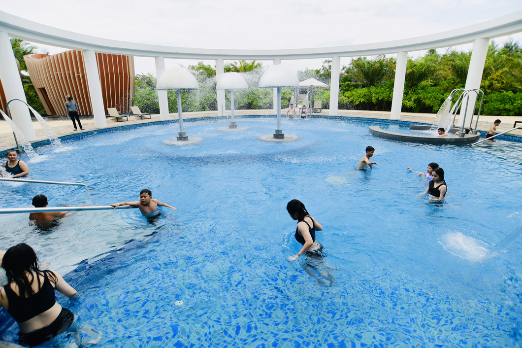  Du khách trải nghiệm tắm Onsen trong khu Minera Hot Springs Bình Châu